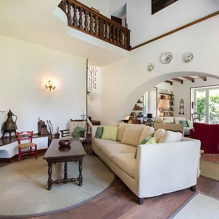 Charming 4 Bedroom With Garden And Pool Villa